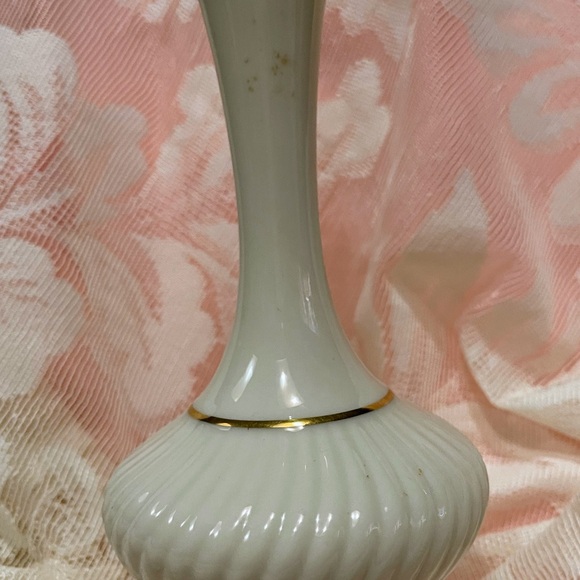 Elegant Cream Vase with Gold Accent LENOX - Picture 1 of 5